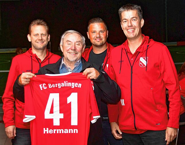 Abschied nach 41 Jahren: Der scheidende Jugendleiter Hermann Burger wurde bei der Hauptversammlung des FC Bergalingen im September 2020 ...