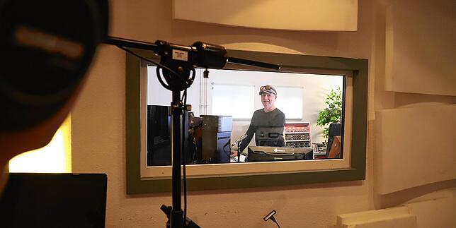Patrick Wind im Regieraum seines Studios.