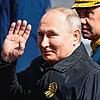 Russlands Präsident Wladimir Putin winkt bei der Militärparade am 9. Mai, an seiner Seite Verteidigungsminister Sergej Schoigu.