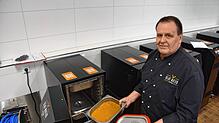 Olaf Masur mit einer Cool Cooking Box – einer Technologie, die in der Großkantine des Gesundheitscampus Bad Säckingen zum Einsatz kommt.