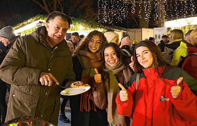 Linzertorte gegen Spende gegen Tombola-Los: Unzählige Besucher des Weihnachtsmarktes beteiligten sich an der Aktion von ...