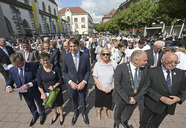 Politische Mandatsträger in der ersten Reihe.
