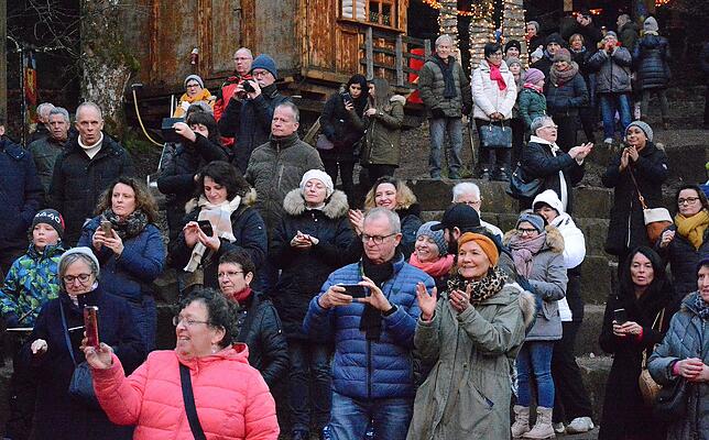 Viel Applaus und schnell noch ein Handy-Foto: Das Publikum freut sich über die Künstlerauftritte – wie hier an der Naturbühne, wo ...
