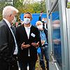 Heiko Hildebrandt (rechts) erklärt Winfried Kretschmann seine Erfindung.