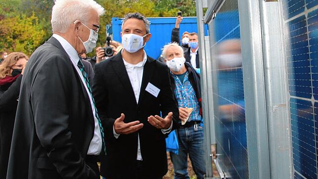 Heiko Hildebrandt (rechts) erklärt Winfried Kretschmann seine Erfindung.