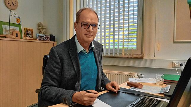 Bürgermeister Armin Reitze an seinem Schreibtisch im Rathaus in Leibertingen. Im Mai 2021 nimmt er vorzeitig Abschied vom Amt.