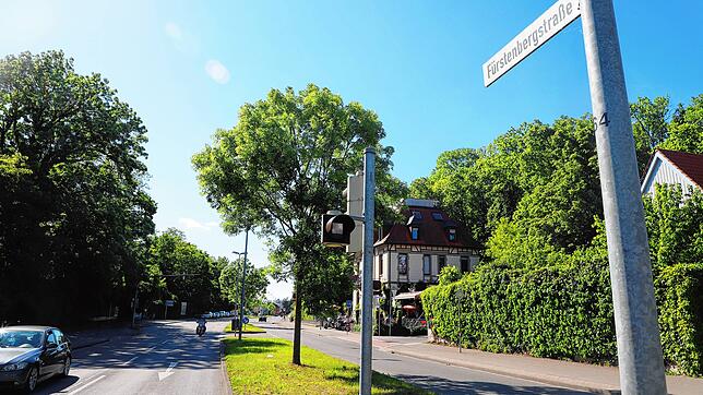 Tatort Fürstenbergstraße: In diesem Bereich queren am Freitag gegen 22 Uhr Fußgänger die Straße, sie springen vor den Teilnehmern eines ...