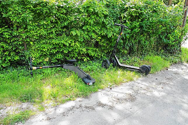 Parkplatz im Grünen: Diese beiden Elektroroller wurden in VS-Marbach Ecke Keltenweg und Kirschbaumstraße zwar nicht ordentlich ...