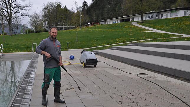 Der neue Schwimmmeister des Panoramabads, Uwe Setzer, freut sich auf die Badesaison. Aktuell gibt es für ihn mit Reinigungsarbeiten noch ...