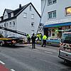 Aufräumarbeiten nach der Verfolgungsfahrt am 1. Dezember, die an einem Lichtmast in Wollmatingen endete. Der Fahrer des Wagens ist ...