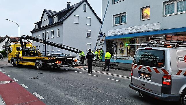Aufräumarbeiten nach der Verfolgungsfahrt am 1. Dezember, die an einem Lichtmast in Wollmatingen endete. Der Fahrer des Wagens ist ...