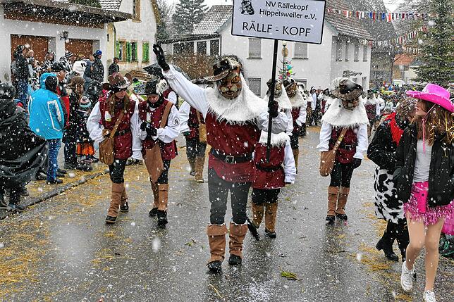 Die Katzen vom Narrenverein Rällekopf aus Hippetsweiler marschierten bei Schneefall durch Thalheim.