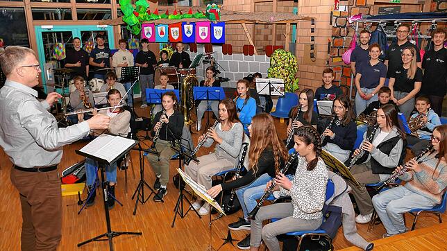 Unter Leitung von Christian Gommel musizieren Jugendliche der zwei Musikvereine aus Rielasingen-Worblingen zusammen. Bild: Sandra ...