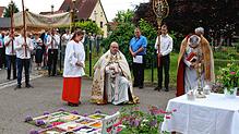 Bei der Fronleichnamsprozession der Seelsorgeeinheit Heuberg St. Barbara hielt Pfarrer Markus Manter an drei Stationsaltären und segnete ...