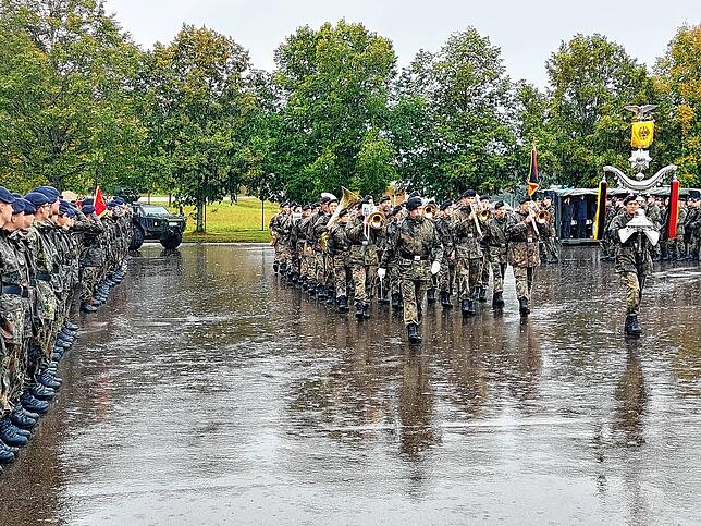Das Heeresmusikkorps Ulm unter der Stabführung von Major Dominic Koch umrahmte den feierlichen Appell. Bild: Gerd Feuerstein