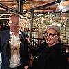 Die Weinstein-Wirtin Hedi Wigger legt dem alten und neuen OB Jan Zeitler eine Schoko-Amtskette um.