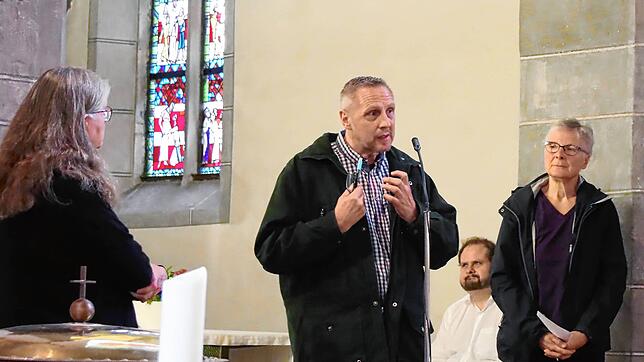 Bezirkskirchenrätin Sieglinde Knausenberger (von links), Kirchengemeinderat Peter Aberle, Pfarrer Jan-Dominik Toepper sowie Diakonin und ...