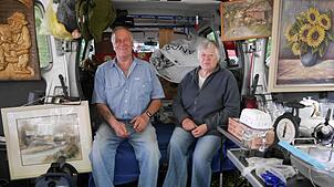 Annemarie und Gerhard Skudajski aus Rangendingen sind zusammen beim Flohmarkt im Park und haben Spaß beim Gespräch mit den Interessenten.