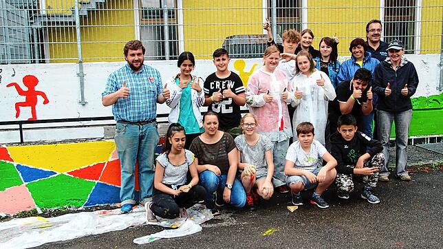 Ein Bild vom Mai 2019: Stolz präsentieren sich die Blumberger Werkrealschülerinnen und -schüler im Rahmen der 72-Stunden-Aktion mit ...