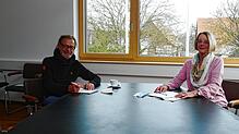 Ortsbaumeisterin Karin Schukat (rechts) im Rathaus in Wittenhofen im Gespräch mit SÜDKURIER-Mitarbeiter Wolf-Dieter Guip.