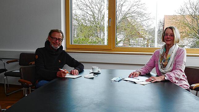 Ortsbaumeisterin Karin Schukat (rechts) im Rathaus in Wittenhofen im Gespräch mit SÜDKURIER-Mitarbeiter Wolf-Dieter Guip.