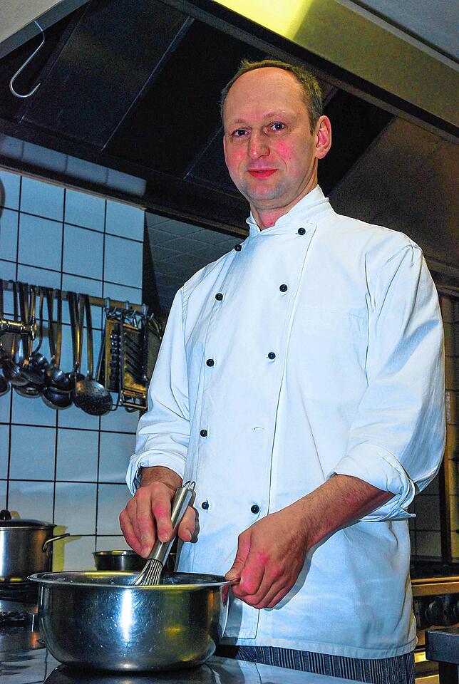 Wolfram Morat vom Gasthaus „Zur Stadt Frankfurt“ – hier beim Kochen im Oktober vor dem langen Lockdown – ...