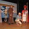 Auf dem Galgenacker zeigt sich der Delinquent Julius Egenhofer (Martin Kininger) erst einsichtig gegenüber dem Mönch (Matthias Koch) und ...