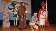 Auf dem Galgenacker zeigt sich der Delinquent Julius Egenhofer (Martin Kininger) erst einsichtig gegenüber dem Mönch (Matthias Koch) und ...