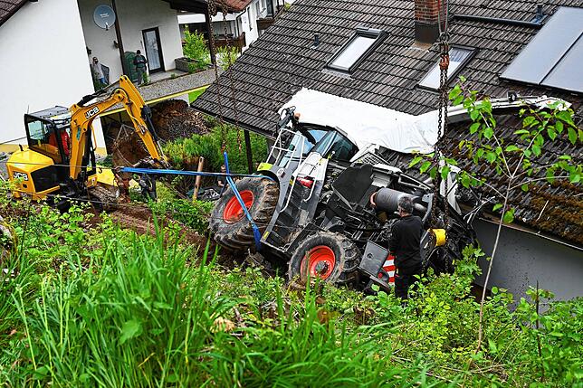 Bild 2: Bergung des Feldhäckslers- Hier sind die Bilder
