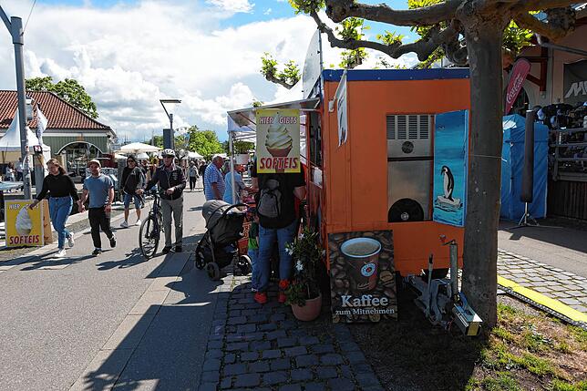 Bild 31: Internationale Bodenseewoche 2024: Entlang der Konstanzer Hafenmeile flanieren die Besucher
