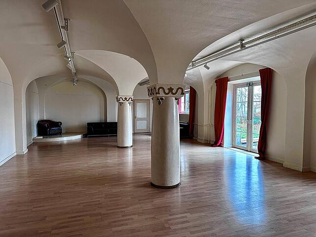 Aus den Räumen in der Caserne lässt sich viel machen, zeigt der Spiegelsaal.