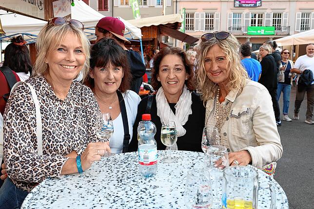 Bild 21: Volle Gläser und beste Stimmung: So ging’s beim Konstanzer Weinfest 2025 weiter