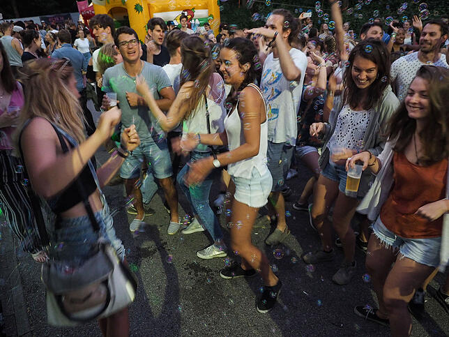 21:30 Uhr: NIcht nur Girls wanna habe fun. Auch nach 30 Jahren lässt "Come on Eileen" keinen ruhig, und wenn dann noch so süße ...