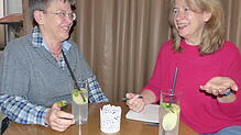 Margit Baumgartner (links) im Gespräch mit SÜDKURIER-Mitarbeiterin Christiane Keutner. Bild: