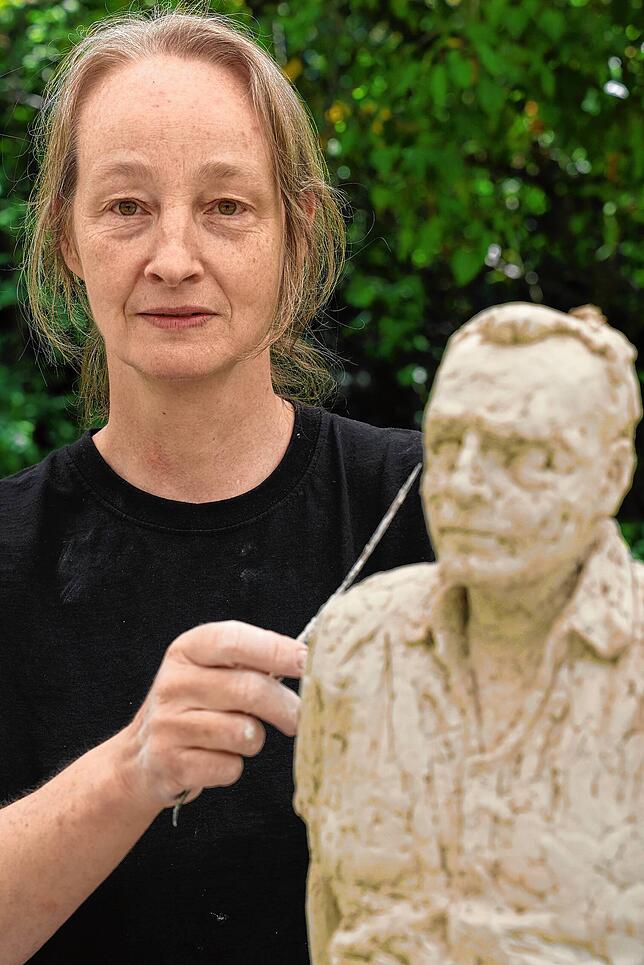 Birgit Feil bei der Arbeit an ihrer Skulptur zum Thema Himmel und Erde.