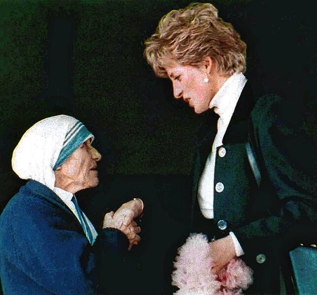 Zwei Frauen der Weltgeschichte: Mutter Teresa und Prinzessin Diana reichen sich am 19. Februar 1992 bei einer Zusammenkunft in Rom die ...