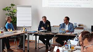 Kai Stehle, der Leiter des Polizeireviers St. Georgen, präsentiert im Gemeinderat positive Spitzenwerte aus der Kriminalstatistik 2023 ...