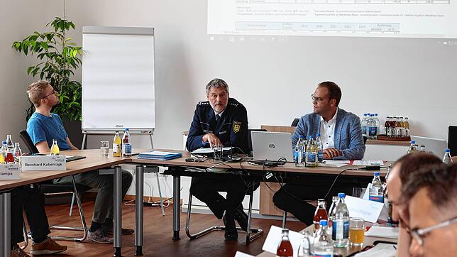 Kai Stehle, der Leiter des Polizeireviers St. Georgen, präsentiert im Gemeinderat positive Spitzenwerte aus der Kriminalstatistik 2023 ...