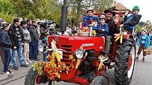 Rausgeputzt: Die Familie Jehle in ihrem schönen Erntedankwagen.
