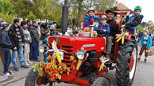 Rausgeputzt: Die Familie Jehle in ihrem schönen Erntedankwagen.
