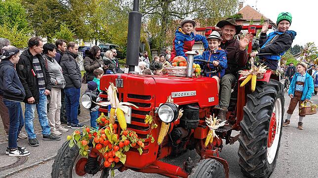 Rausgeputzt: Die Familie Jehle in ihrem schönen Erntedankwagen.