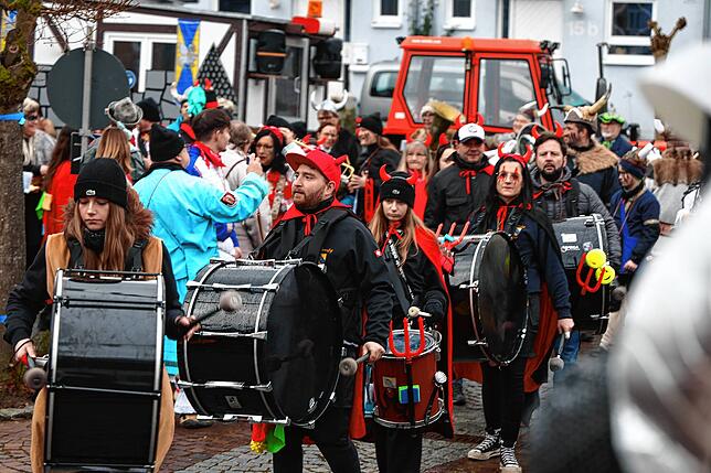 Bild 6: Rathaussturm in Moos: Gemeinde wehrt sich als römische Armee – Die Bilder vom Fasnacht-Spektakel!