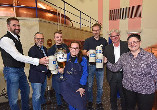 Stoßen auf die bestandene Brauertaufe an (von links): Michael Huschens (Fürstenberg Leiter Technik), Georg Schwende ...