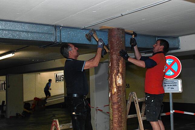 Alfons Viellieber und Mitarbeiter Markus Strobel verkeilen gerade einen der Holzstämme, die zur statischen Absicherung vorsorglich im ...