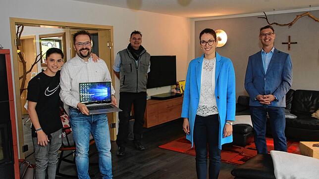 Im Haus von Familie Wittig in Grimmelshofen ist das schnelle Netz der Stadt Stühlingen angekommen. Die Freude darüber ist groß bei (von ...