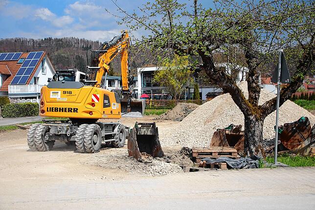 Die Grundstücke zwischen Talstraße und Sernatingenschule sind im Gemeindebesitz. Momentan ist dort Materiallager für die Baustelle in ...