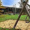 Blick auf Garten und Gebäude der Kinderkrippe &bdquo;Entdeckerkiste&ldquo; in der Radolfzeller Nordstadt. Die Stadt schlägt vor, in ...