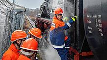 Jugendwehr und Aktive sind im Einsatz, um den Wasservorrat der Lok aufzufüllen.