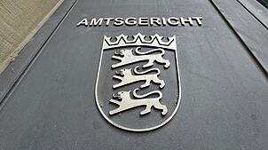 (Symbolbild) Das Wappen Baden-Württembergs am Eingang des Amtsgerichts Konstanz. Hier wurde vor wenigen Tagen gegen einen Mann wegen des ...