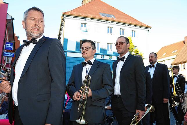 Bild 9: Stadtmusik Löffingen begeistert beim Open-Air-Konzert: Löffinger Städtle ein Klang- und Farbenmeer